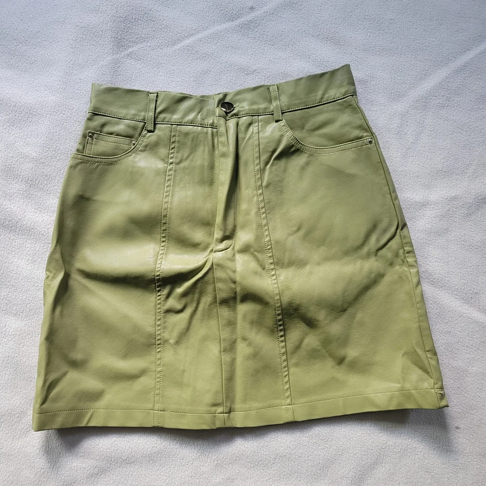 NWOT Daphnea Green Faux Leather Skirt - Picture 2 of 6